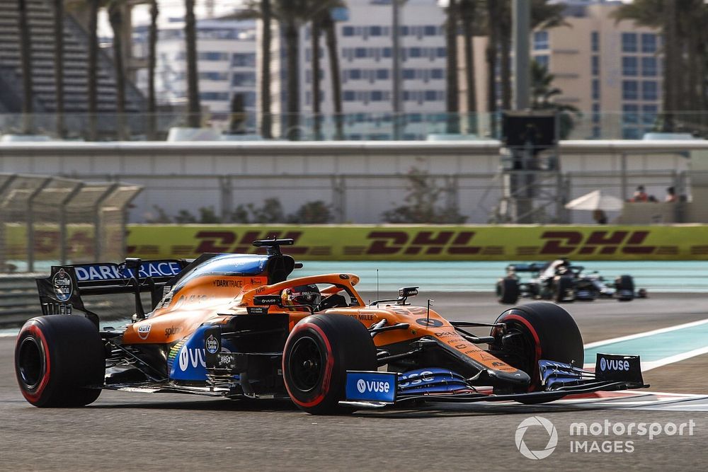 Carlos Sainz Jr., McLaren MCL35, Lewis Hamilton, Mercedes F1 W11