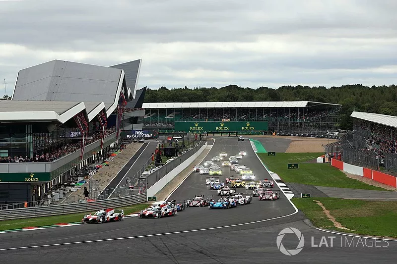 Start of the race, #7 Toyota Gazoo Racing Toyota TS050: Mike Conway, Kamui Kobayashi, Jose Maria Lopez leads 