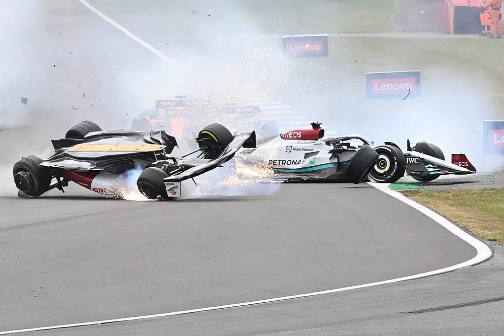 The accident involving Zhou Guanyu, Alfa Romeo C42, George Russell, Mercedes W13 at the start of the race