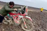 V&iacute;deo: el director del Dakar ayuda a un piloto empujando su moto