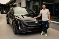 Checo P&eacute;rez visita la sede de Cadillac F1 y deja un mensaje al personal