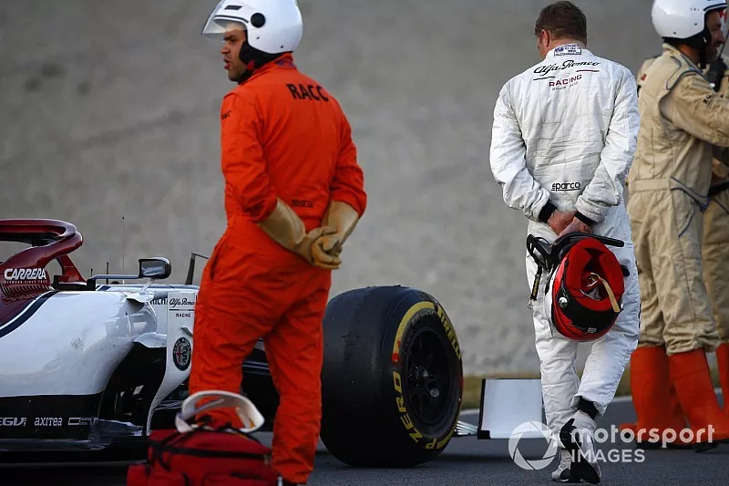 Kimi Raikkonen, Alfa Romeo Racing C38 stops on track