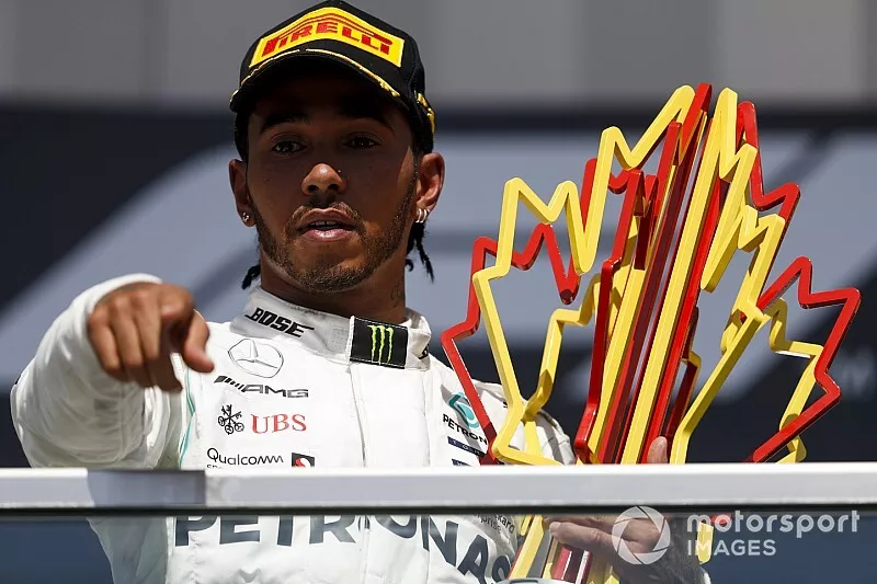 Lewis Hamilton, Mercedes AMG F1 f&ecirc;te sa victoire avec son troph&eacute;e
