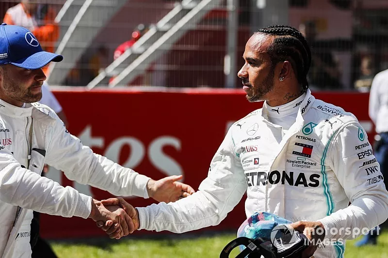 Segundo Lewis Hamilton, Mercedes AMG F1, ganador de la pole Valtteri Bottas, Mercedes AMG F1 celebran
