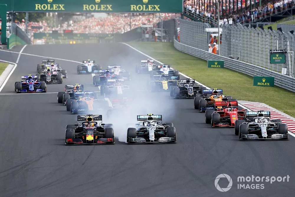 Max Verstappen, Red Bull Racing RB15 devant Valtteri Bottas, Mercedes AMG W10, Lewis Hamilton, Mercedes AMG F1 W10 et Sebastian Vettel, Ferrari SF90, au d&eacute;part de la course