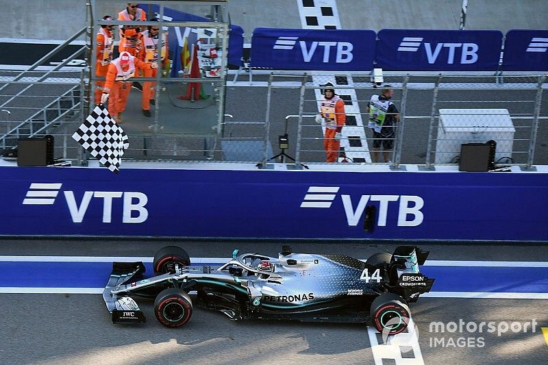 Lewis Hamilton, Mercedes AMG F1 W10, 1&ordf; posici&oacute;n, toma la bandera a cuadros