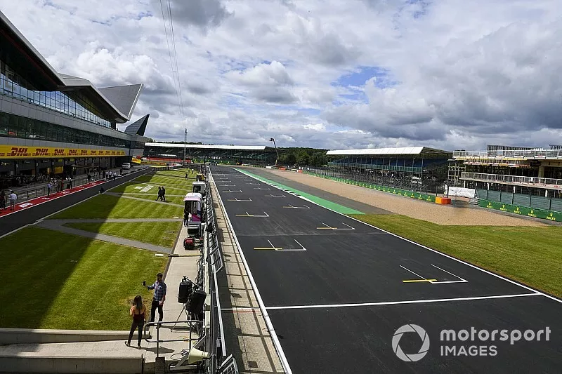 Nueva superficie de pista en la recta principal