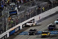 Hamlin, furioso: "NASCAR nunca ser&aacute; tomado en serio as&iacute;"