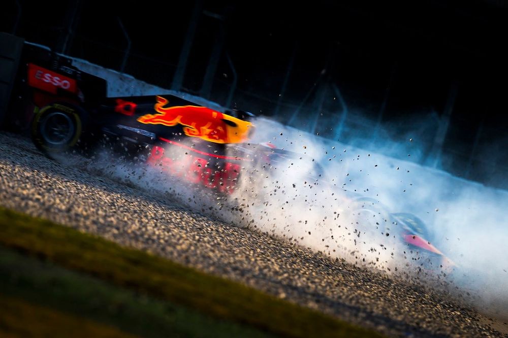 Max Verstappen, Red Bull Racing RB15, spins into the gravel