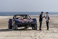 V&iacute;deo: Al Attiyah le hace pasar un mal rato a Lorenzo en las dunas de Qatar