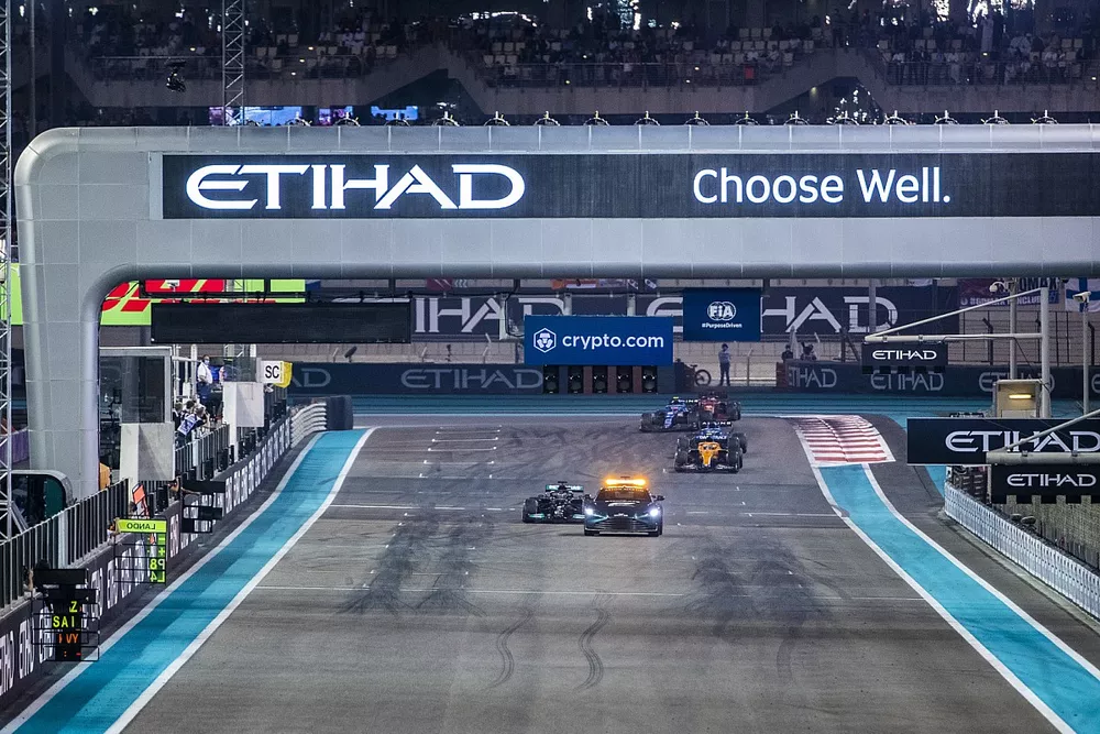 The Safety Car Lewis Hamilton, Mercedes W12, Lando Norris, McLaren MCL35M, Fernando Alonso, Alpine A521, the rest of the field