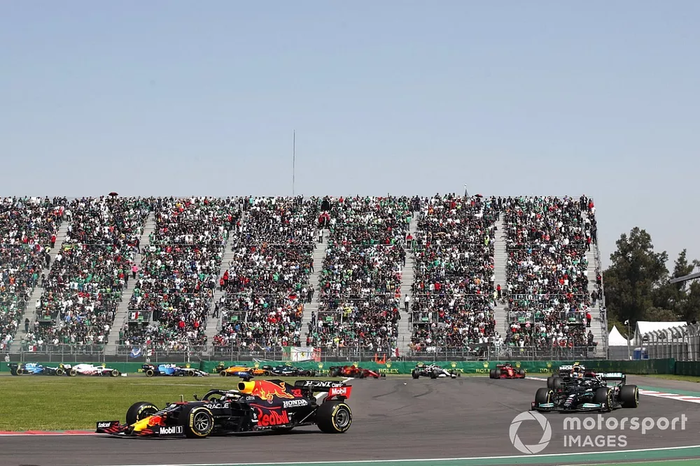 Max Verstappen, Red Bull Racing RB16B, Lewis Hamilton, Mercedes W12, Sergio Perez, Red Bull Racing RB16B, and the rest of the field at the start