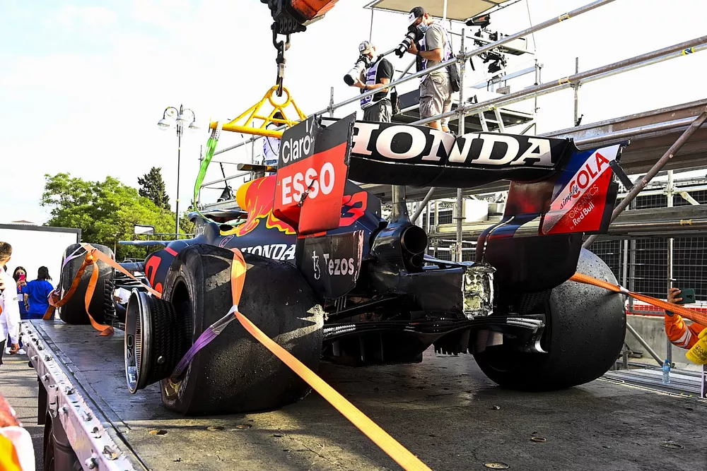 De beschadigde auto van Max Verstappen, Red Bull Racing RB16B