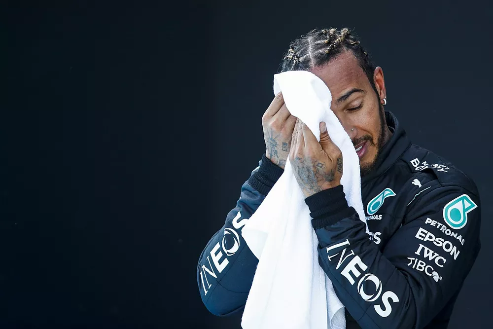 Lewis Hamilton, de Mercedes, es entrevistado por Pedro de la Rosa tras conseguir su pole n&uacute;mero 100 en la F1