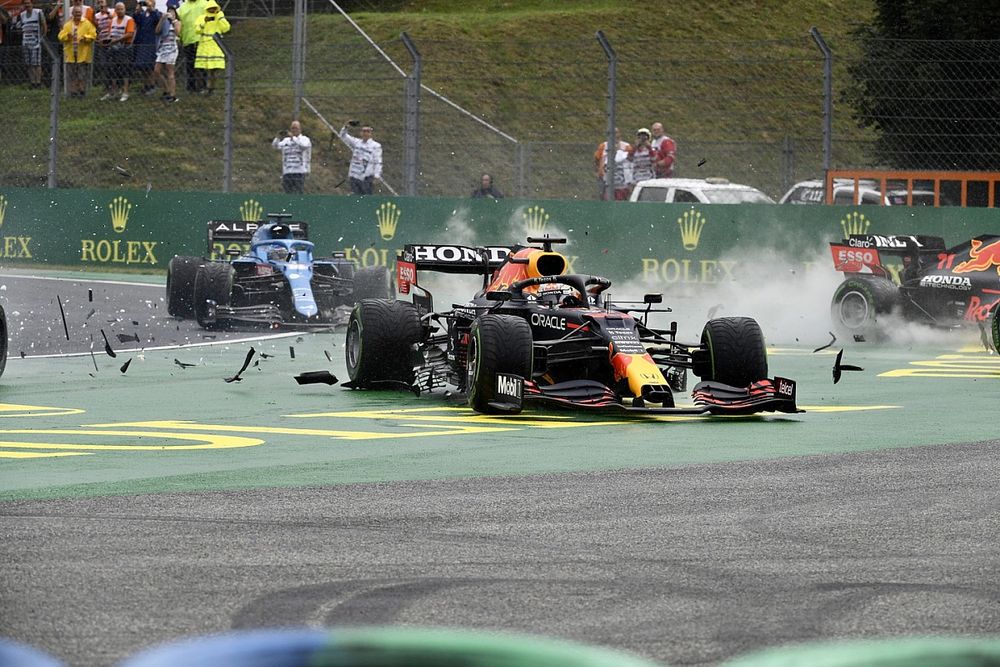 Lando Norris, McLaren MCL35M, Max Verstappen, Red Bull Racing RB16B, y Valtteri Bottas, Mercedes W12, chocan en la salida
