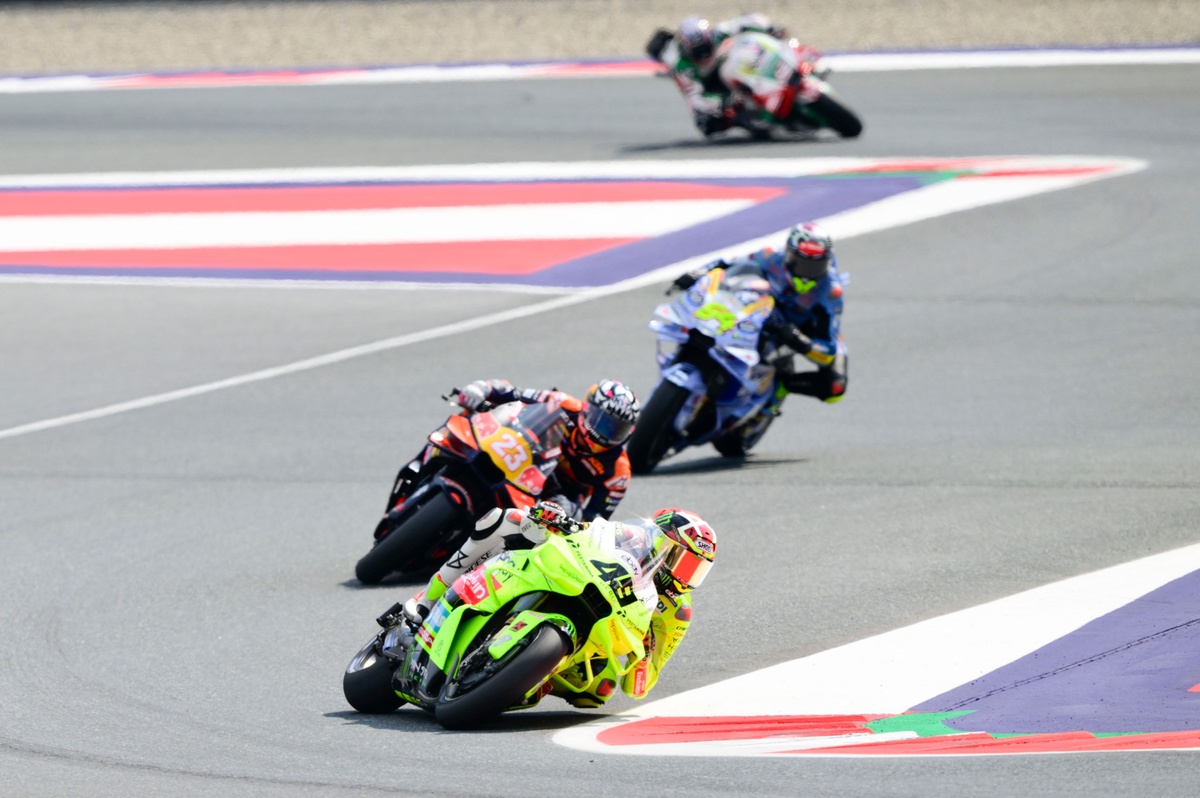 MotoGP | Dalle vibrazioni alla moto in fiamme: il calvario di Di Giannantonio in Austria