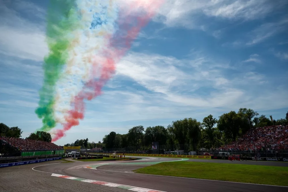 Freccie Tricolore fly before the race