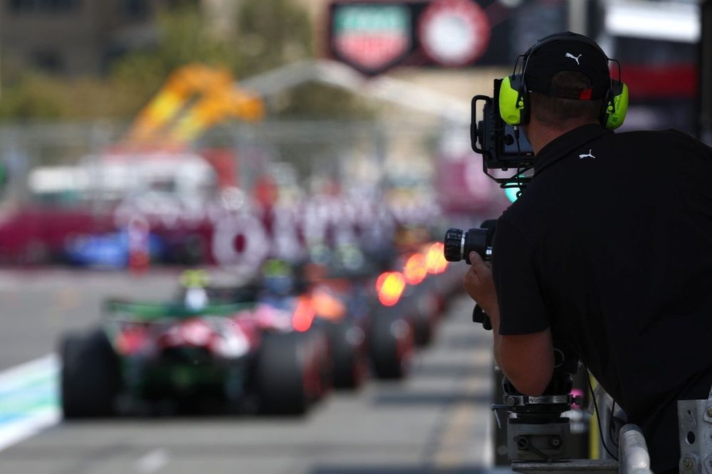 BAKU, AZERBAIJAN - SEPTEMBER 19: A camera operator follows the action in the Pitlane during practice ahead of the F1 Grand Prix of Azerbaijan at Baku City Circuit on September 19, 2025 in Baku, Azerbaijan. (Photo by Sam Bloxham/LAT Images)