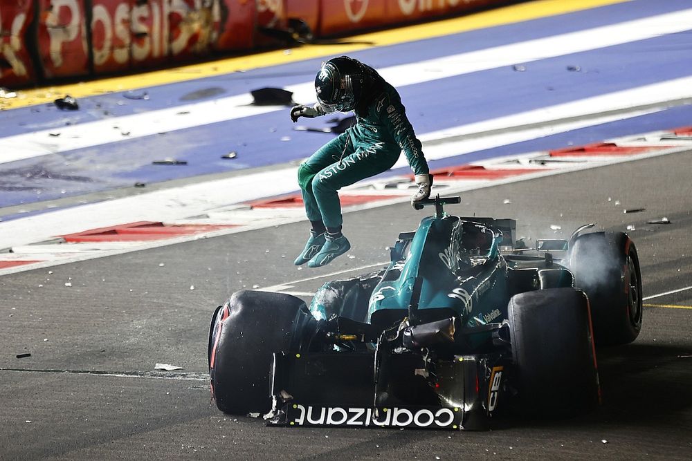Lance Stroll, Aston Martin AMR23, sale de su coche gravemente dañado tras un accidente al final de la Q1.