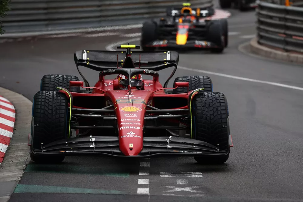 Carlos Sainz, Ferrari F1-75, Sergio Perez, Red Bull Racing RB18