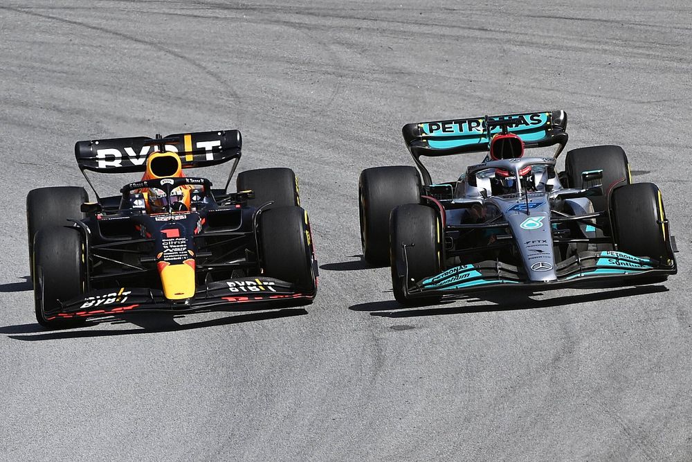 Max Verstappen, Red Bull Racing RB18, battles with George Russell, Mercedes W13