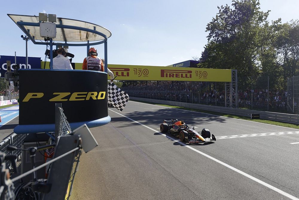 Max Verstappen, Red Bull Racing RB18, 1&ordf; posici&oacute;n, toma la bandera a cuadros