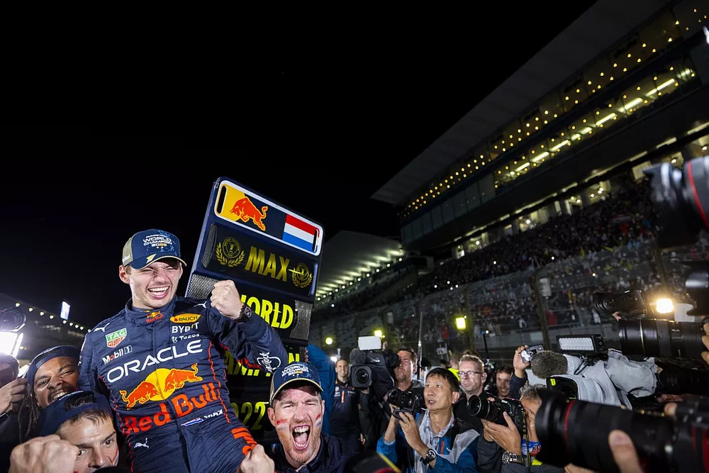 Campe&oacute;n del Mundo Max Verstappen, Red Bull Racing celebra con el equipo el bicampeonato