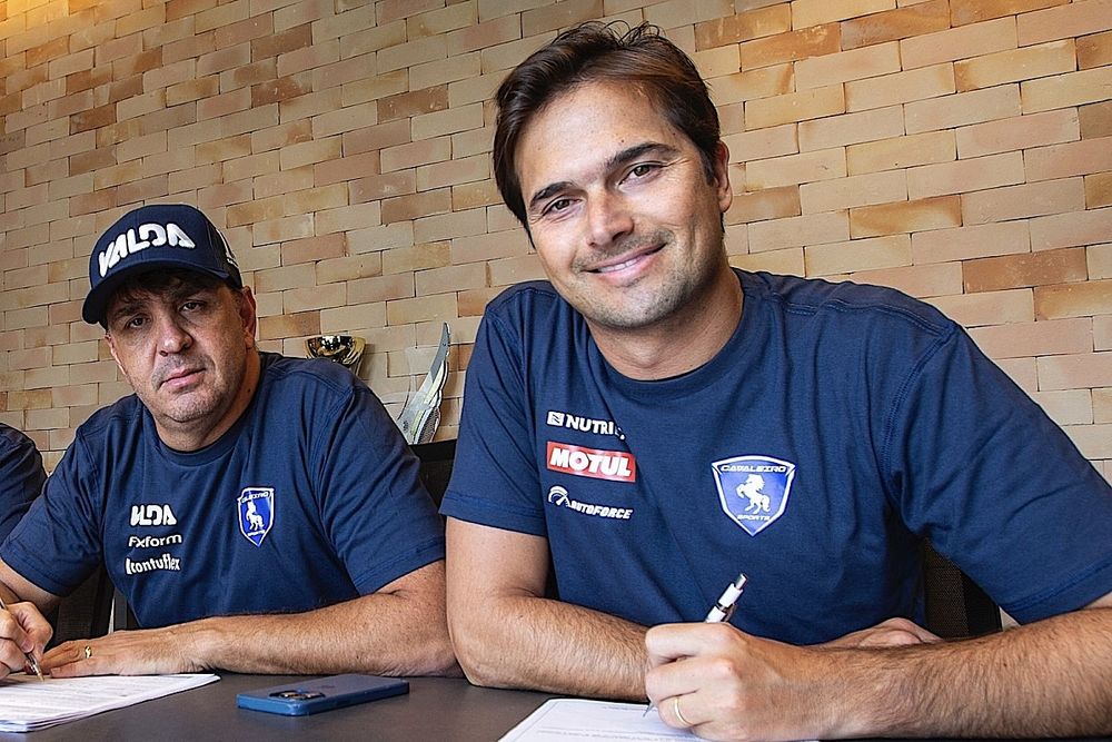 Nelsinho Piquet assina contrato ao lado de Beto Cavaleiro