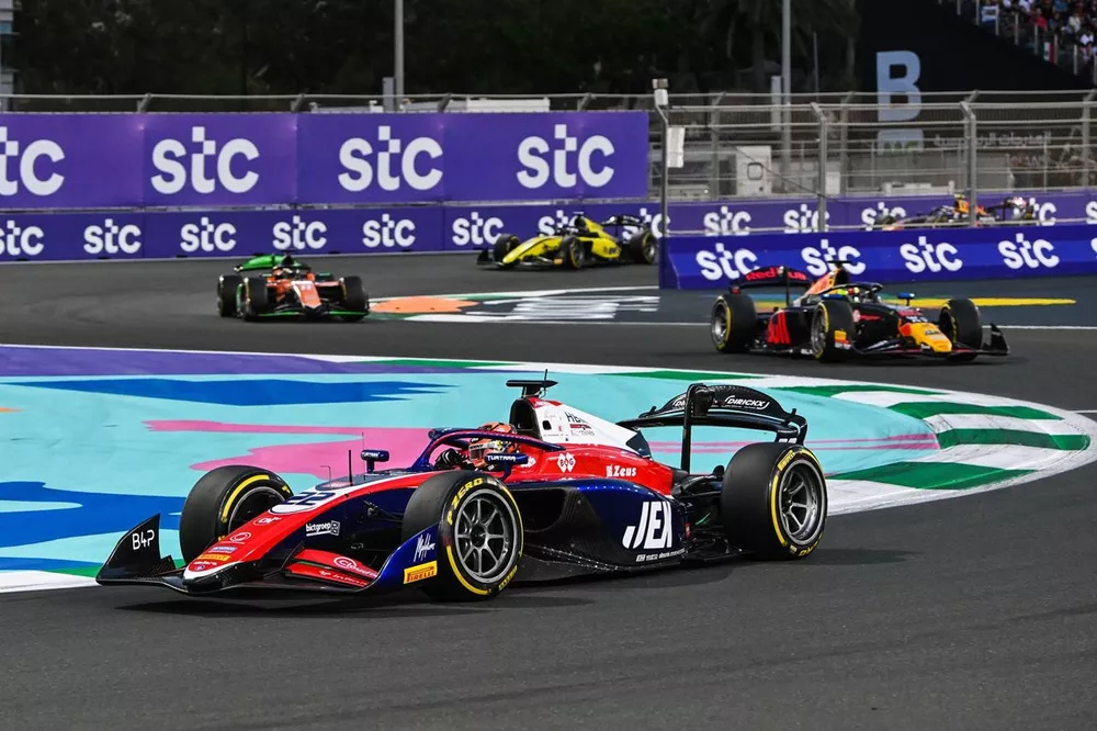 Richard Verschoor, Trident leads Isack Hadjar, Campos Racing