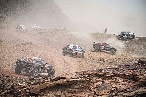 Sainz limita da&ntilde;os tras una jornada ca&oacute;tica en el Dakar