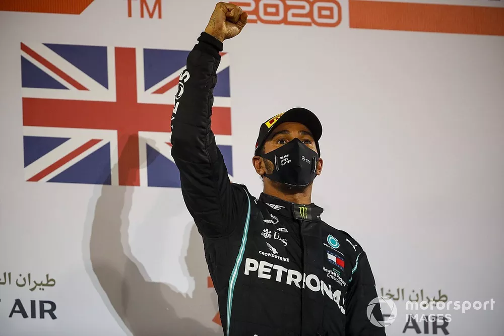 Le vainqueur Lewis Hamilton, Mercedes-AMG F1 f&ecirc;te sur le podium