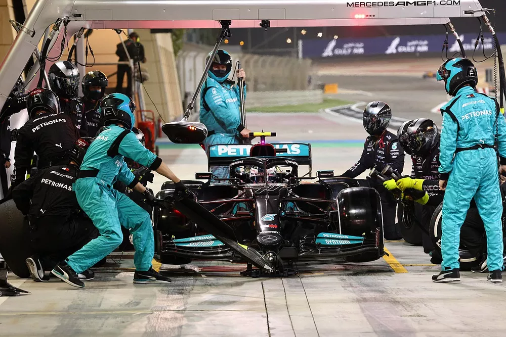 Valtteri Bottas, Mercedes W12, pit stop