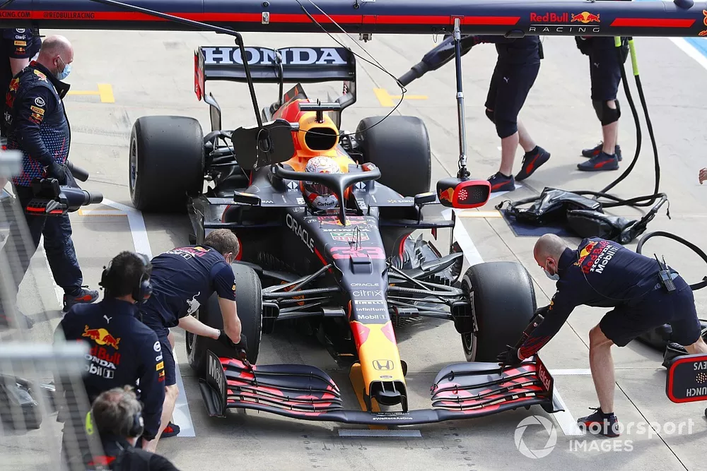 Max Verstappen, Red Bull Racing RB16B, dans les stands durant les essais