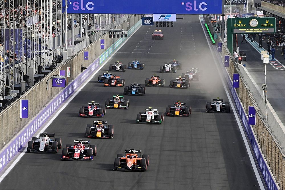 Start action, Felipe Drugovich, MP Motorsport, Richard Verschoor, Trident y Marcus Armstrong, Hitech Grand Prix