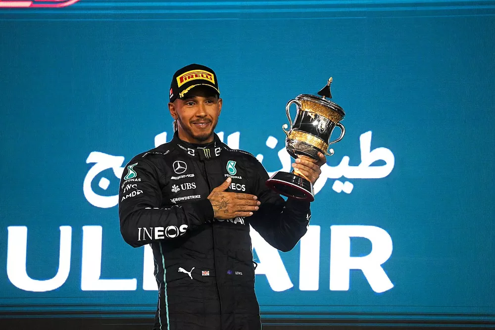 Le troisième Lewis Hamilton, Mercedes-AMG, avec son trophée