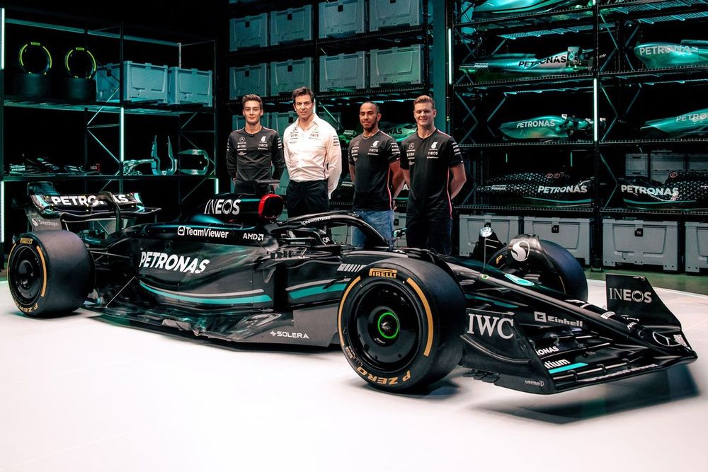 Lewis Hamilton, George Russell, Mick Schumacher, piloto reserva de Mercedes, Toto Wolff, director y consejero delegado del equipo Mercedes F1, Mercedes W14