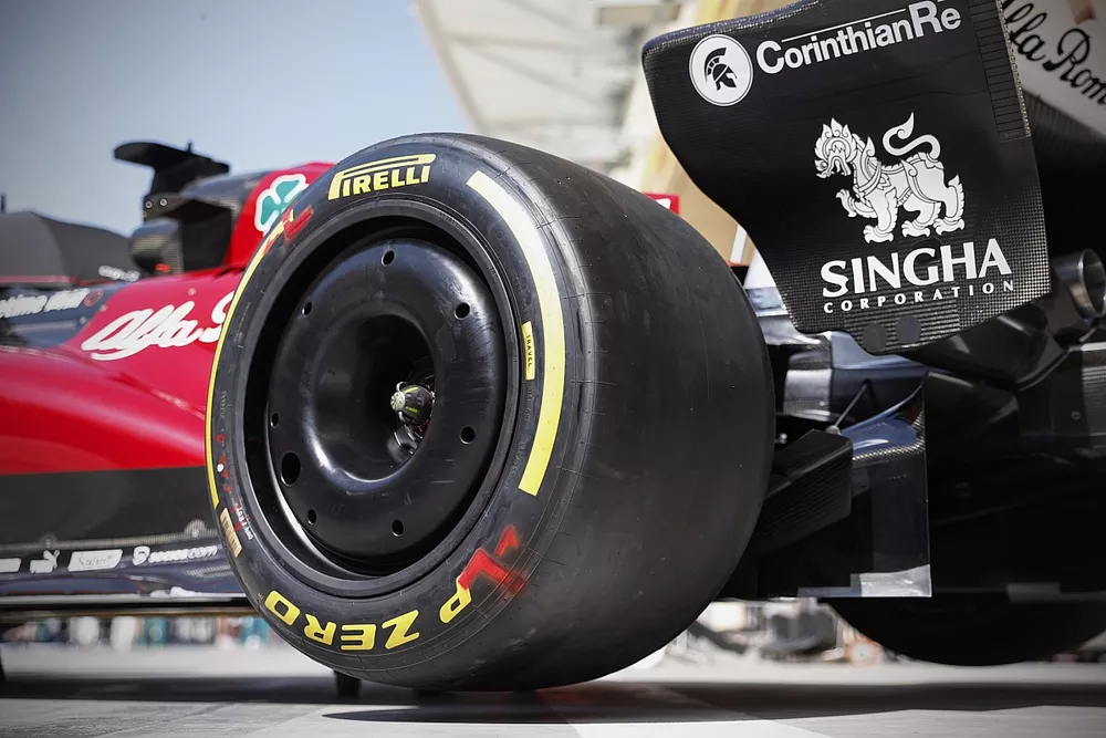 Neum&aacute;ticos Pirelli en uno de los Alfa Romeo C43