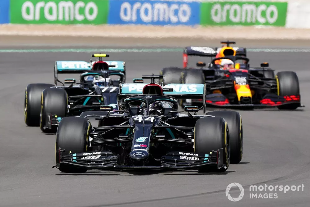 Lewis Hamilton, Mercedes F1 W11, Valtteri Bottas, Mercedes F1 W11, en Max Verstappen, Red Bull Racing RB16