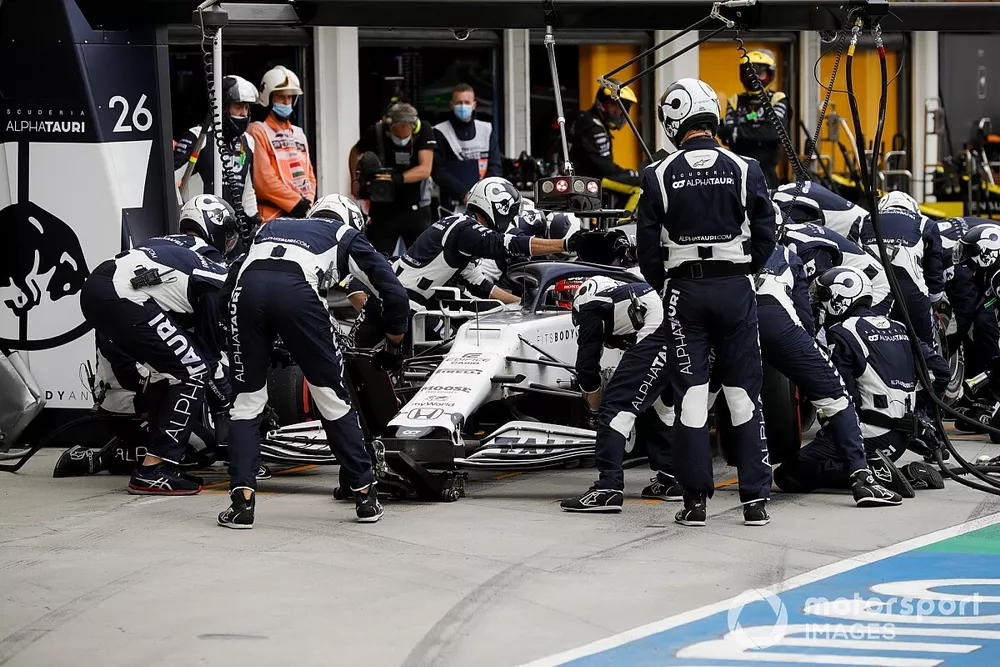 Daniil Kvyat, AlphaTauri AT01, makes a stop