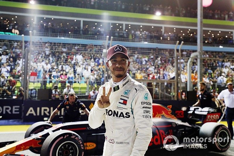Ganador de la pole Lewis Hamilton, Mercedes AMG F1 W09 EQ Power+, celebra