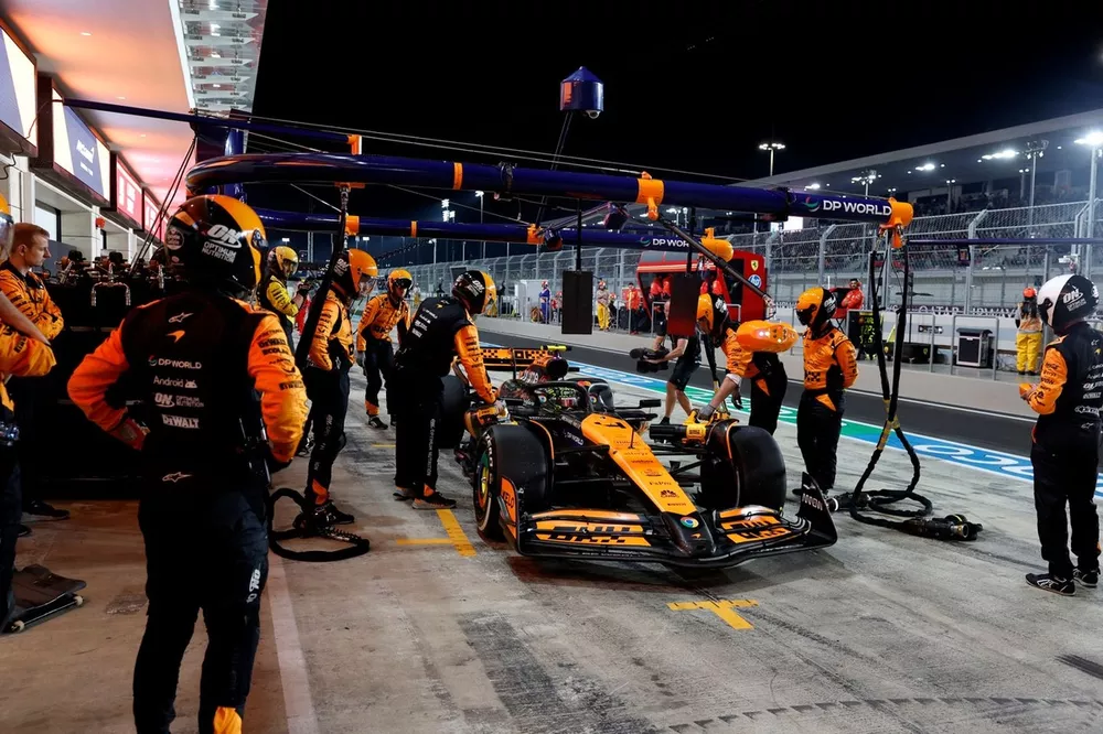 Lando Norris, McLaren MCL38, observe sa p&eacute;nalit&eacute;
