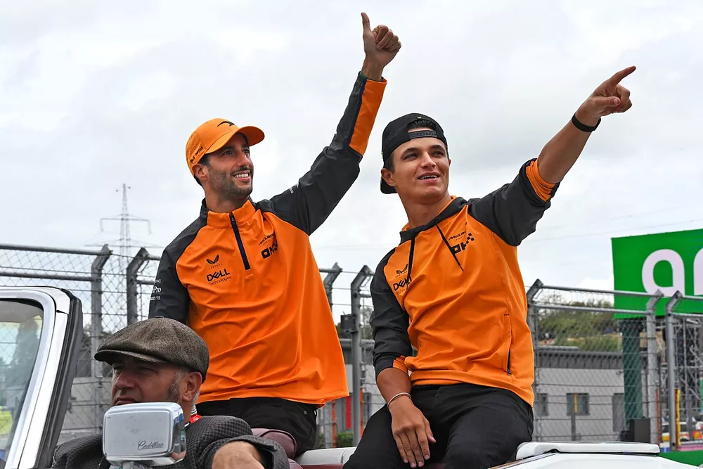 Lando Norris, McLaren, Daniel Ricciardo, McLaren, en el desfile de pilotos