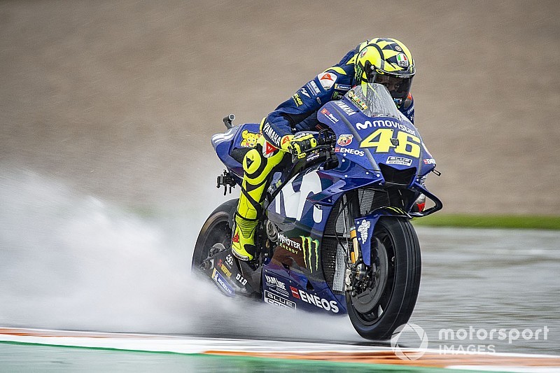 La lluvia no amaina y Petrucci lidera por delante de Márquez y Rossi