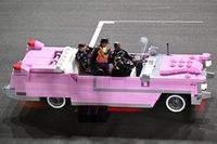 La nueva faceta de Verstappen: 'act&uacute;a' en un Cadillac de 1950... &iexcl;de LEGO!