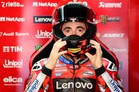 Bagnaia: "No quiero volver a acabar el &uacute;ltimo, as&iacute; que empujo, y me caigo"