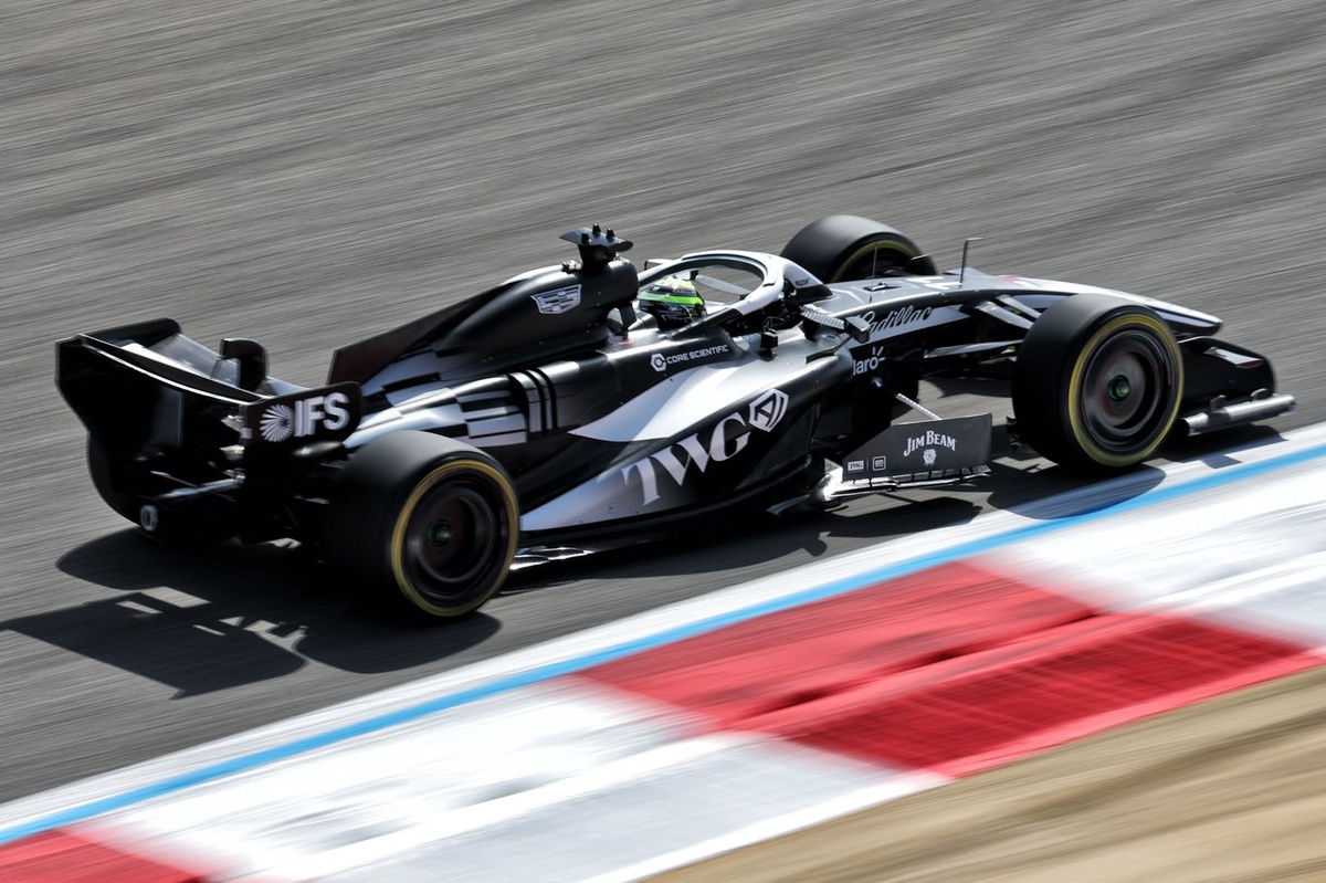 Cadillac explique le choix de sa livrée asymétrique noire et blanche