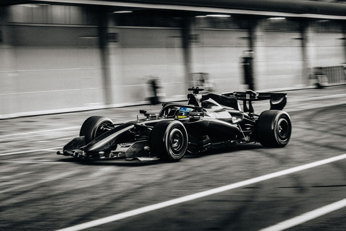 Une F1 2026 dans un avion de 1972 : l'incroyable arrivée d'Aston Martin à Barcelone
