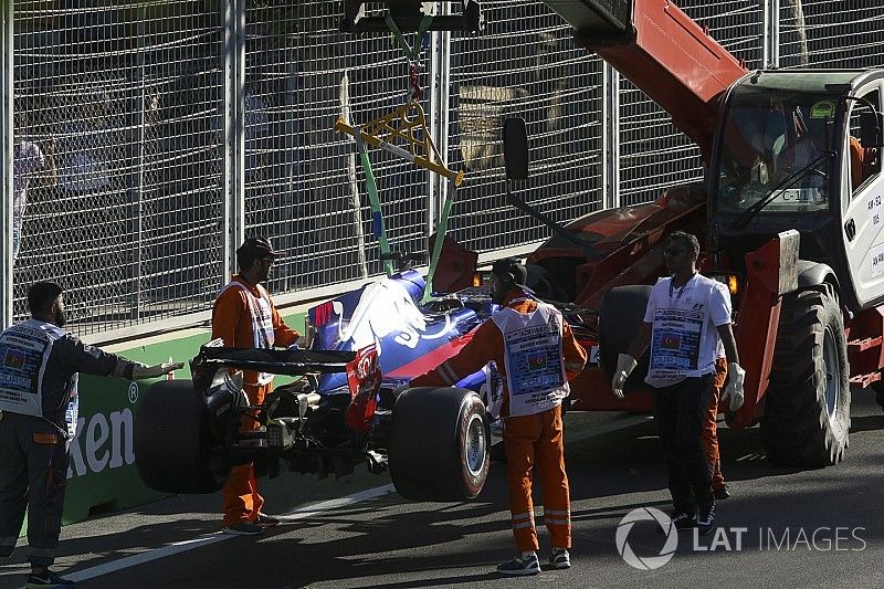 Marshals remove the car of Daniil Kvyat, Scuderia Toro Rosso STR12, from the circuit