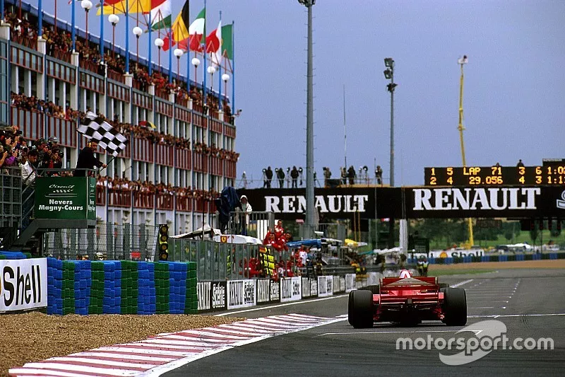Michael Schumacher, Ferrari F310B, sous le drapeau &agrave; damier