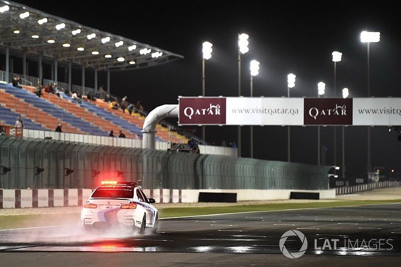 Coche de seguridad inspeccionando la pista mojada Qatar
